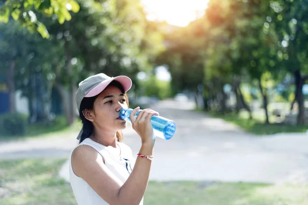 Asiatique Jeune Femme Potable Eau Après Jogging Santé Sport Concept — Photo