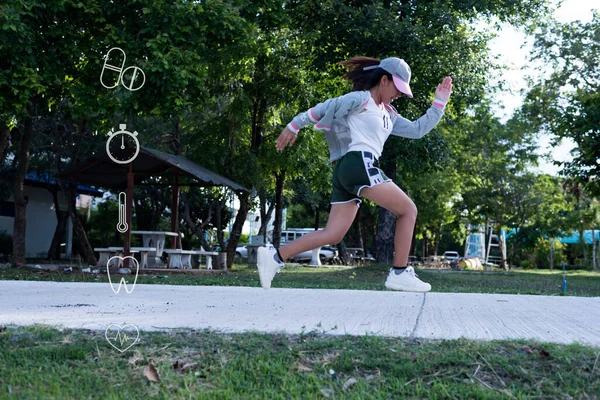 Frauen Joggen Einen Gesunden Körper Erhalten Technologische Konzepte Des Laufens — Stockfoto