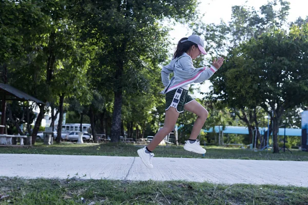 Sportliche Läuferin Schatten Auf Natürlichem Hintergrund Bild Einer Attraktiven Frau — Stockfoto