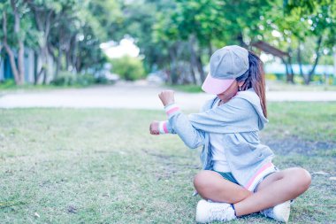 Genç Asyalı kadın parkta yoga pozu veriyor, yoga ve meditasyon sağlık için iyi faydalar sağlıyor. Yoga sporu ve sağlıklı yaşam tarzı için fotoğraf konsepti.