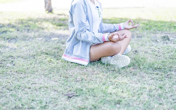 公園でヨガのポーズを練習している若いアジアの女性は ヨガや瞑想は健康のための良い利点があります ヨガスポーツと健康的なライフスタイルのための写真のコンセプト — ストック写真