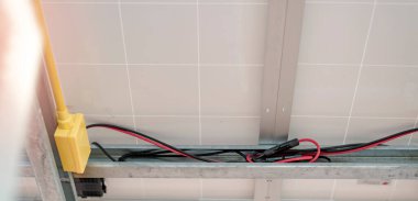 Güneş paneli, alternatif elektrik kaynağı, sürdürülebilir kaynaklar kavramı ve bu yeni sistem orijinalinden daha fazla elektrik üretebiliyor..