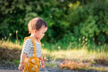 Bebeklerin parktaki ilk adımları. Kavram, öğrenme ve deneme.