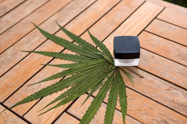  Organik ve doğal kenevir bazlı kozmetik ve güzellik ürünleri. Tıbbi kenevir konsepti. Durgun hayat.