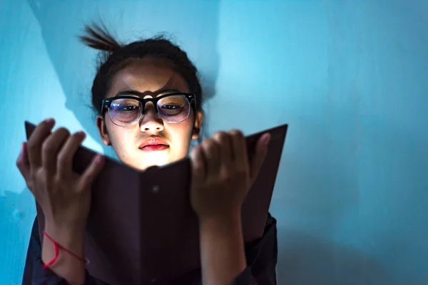Asian Girl Read Holy Bible Because She Need Has Good — Fotografia de Stock