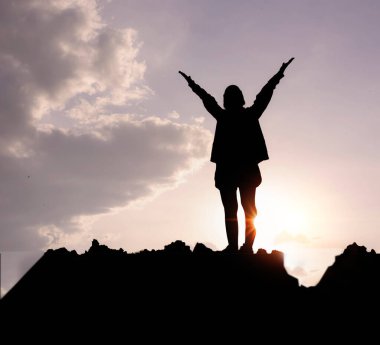 Güzel bir gökyüzü için dua eden bir kadının silüeti. Hipnoz kavramı.