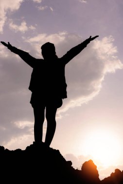 Güzel bir gökyüzü için dua eden bir kadının silüeti. Hipnoz kavramı.