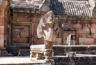 Prasat Hin Phanom Rung Antik Khmer Tapınağı, Buriram, Tayland 'daki Ortaçağ oyma taş duvarının muhteşem deseni.