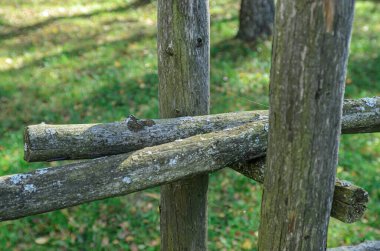 Köy çitlerinin direkleri.