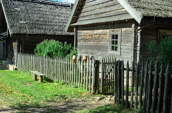 Casas Aldeia Velhas Atrás Uma Cerca — Fotografia de Stock