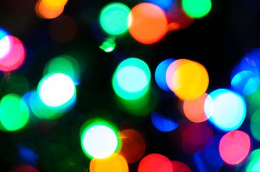 Renkli parlak noel ağacı çelenk bokeh