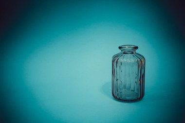 Koyu arkaplanda cam vazo