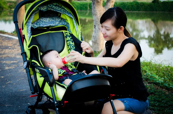 Baby Mother Park — Stock Photo, Image