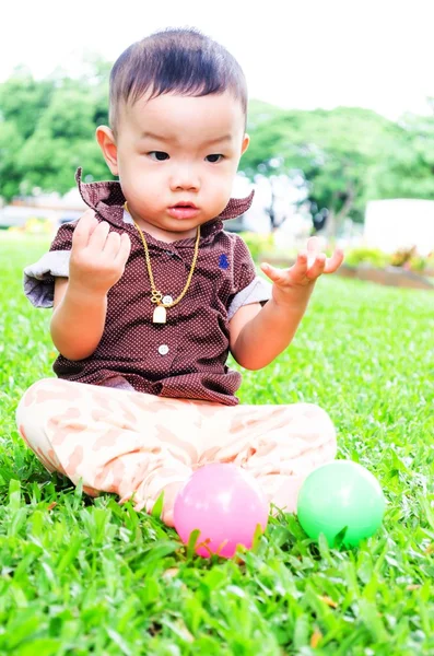 Baby spielen — Stockfoto