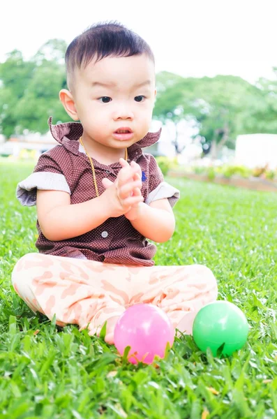 Baby spielen — Stockfoto