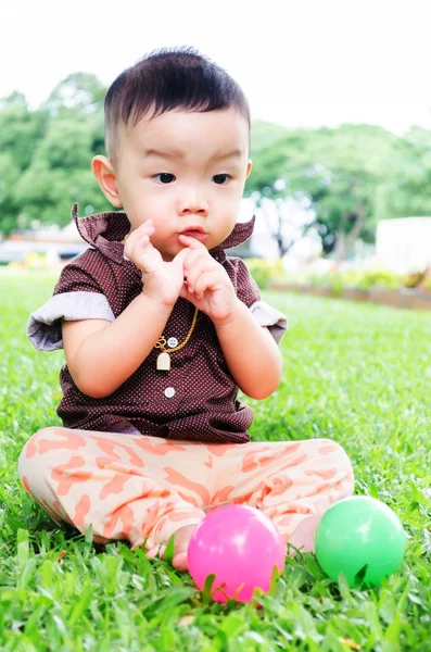Bebé jugar pelota — Foto de Stock