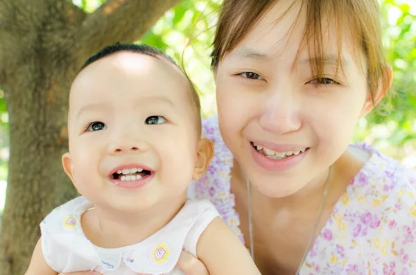 Baby Mother Park — Stock Photo, Image