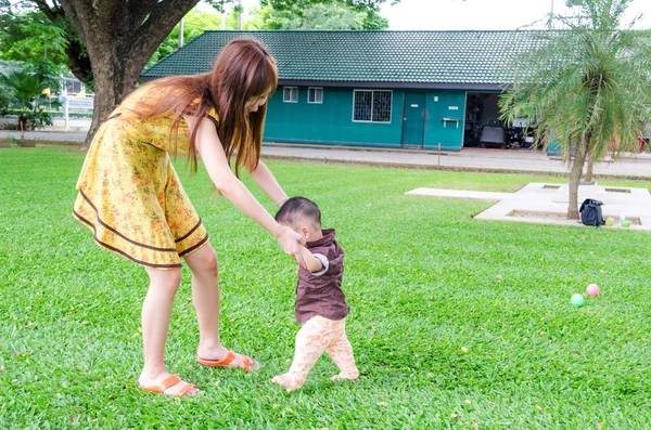 Baby walk — Stock Photo, Image