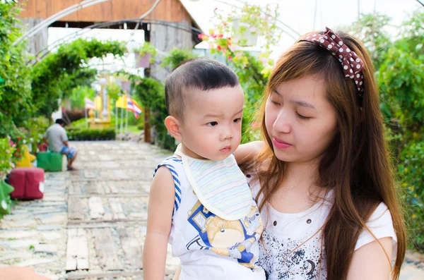 Baby Mother Park — Stock Photo, Image