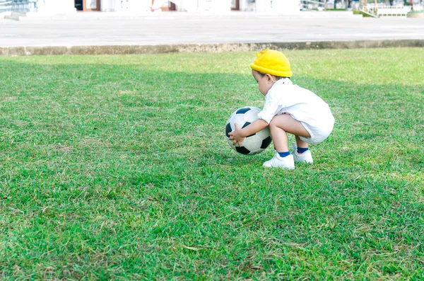 Bebê jogar bola — Fotografia de Stock