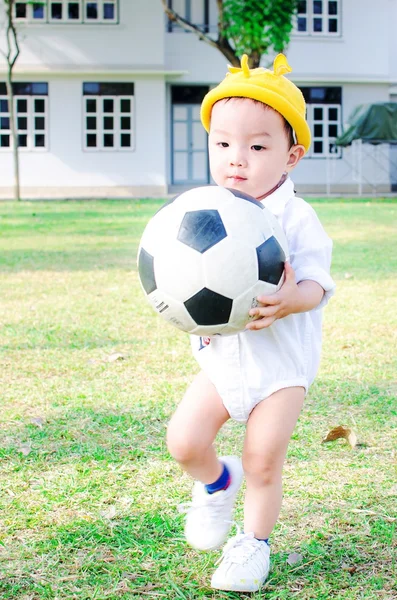 Baby spelen bal — Stockfoto