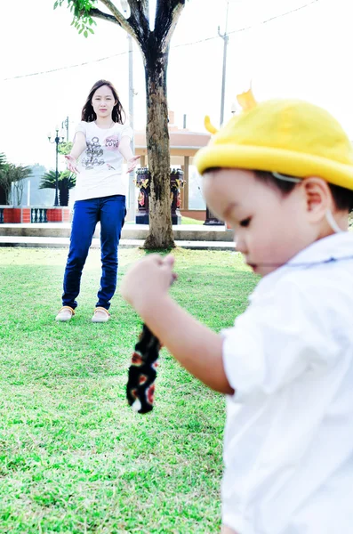 Parque mãe de bebê — Fotografia de Stock