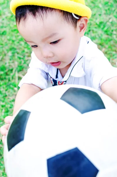 Baby spelen bal — Stockfoto