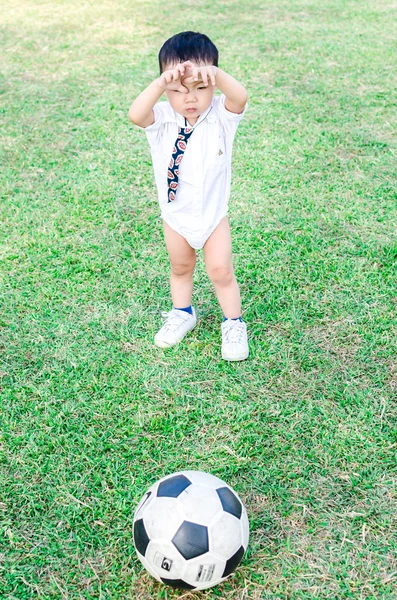 Bebé jugar pelota —  Fotos de Stock