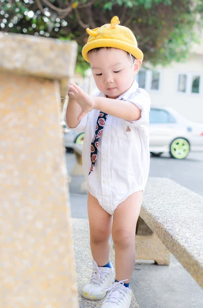 Bambino passeggiata giocare — Foto Stock