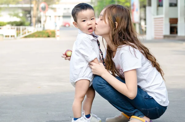 Baby moeder park — Stockfoto