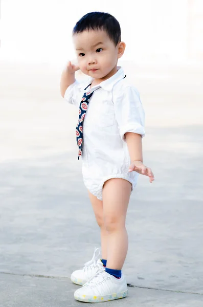 Bebé caminar jugar —  Fotos de Stock