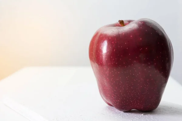 Pomme Rouge Unique Sur Fond Blanc Table — Photo