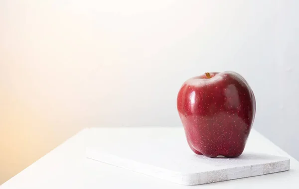 Pomme Rouge Unique Sur Fond Blanc Table — Photo