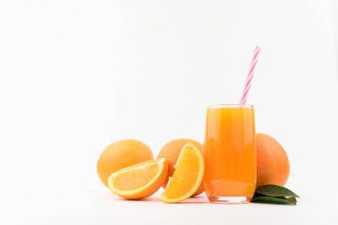 Beyaz arkaplanda izole edilmiş portakal suyu