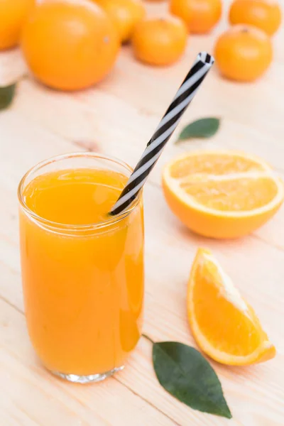 Φρέσκος Χυμός Πορτοκαλιού Πορτοκάλι Ξύλο — Φωτογραφία Αρχείου