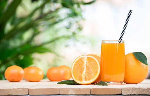 Φρέσκος Χυμός Πορτοκαλιού Πορτοκαλί Φρούτα Εξωτερικό Τραπέζι — Φωτογραφία Αρχείου