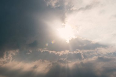 Arkaplanı bulutlu gökyüzü