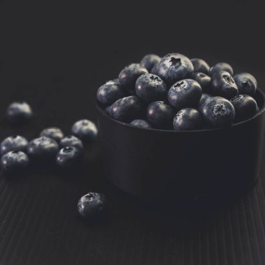 siyah arka plan üzerine yaban mersini