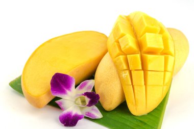 Beyaz arkaplanda sarı mango