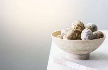 Bıldırcın yumurta ahşap üzerine