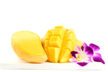 Beyaz arkaplanda mango