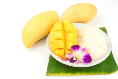 Mango ve yapışkan pirinç, Tayland usulü tropikal tatlı beyaz arka planda, Altın Mango