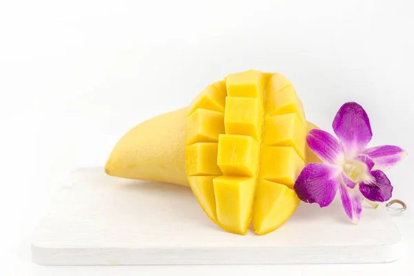 Mango Emas Mangga Kuning Dengan Latar Belakang Putih Setengah Dari — Stok Foto