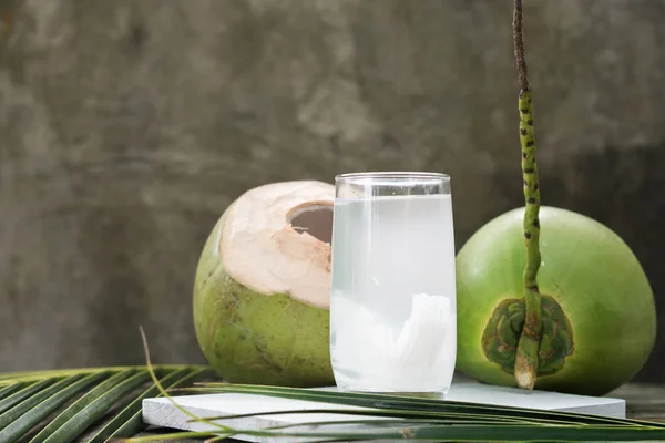 椰子汁新鲜椰子水与年轻椰子 年轻椰子饮料 — 图库照片