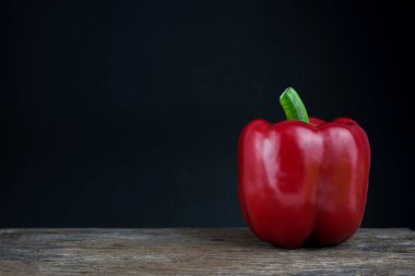 tatlı biber, siyah arka planda kırmızı dolma biber