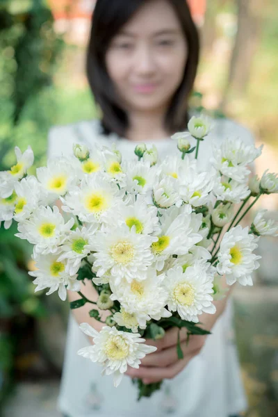 Frau Hält Weiße Blumen Hält Einen Schönen Strauß Weißer Blumen — Stockfoto