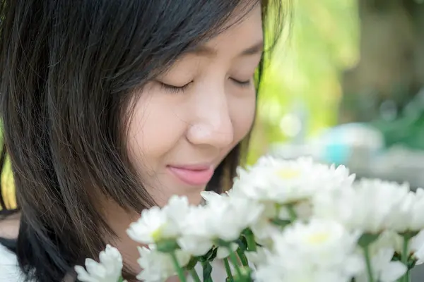 Žena Drží Bílé Květy Drží Krásné Kytice Bílých Květin — Stock fotografie