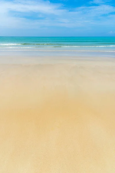 沙子和波浪在海滩背景 — 图库照片