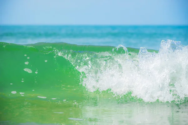 尾波背景下的海浪 — 图库照片