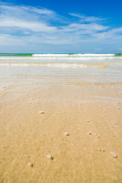 海浪与沙滩背风 — 图库照片